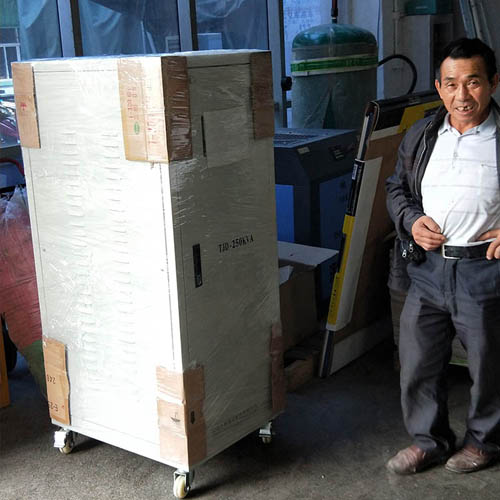 三相分調(diào)全自動(dòng)補(bǔ)償式穩(wěn)壓器